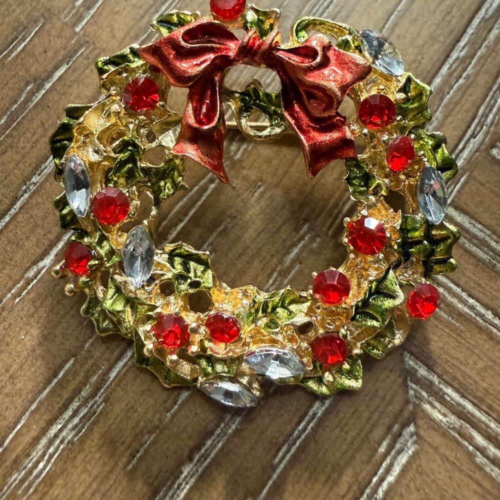 Festive Wreath Brooch with Red and Green Accents